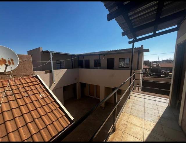 21 BEDROOM HOUSE FOR SALE IN PROTEA SOUTH